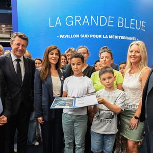 Hier, d'innombrables personnalités n'auraient pour rien au monde loupé cette inauguration à l'instar de Christian Estrosi, actuel maire de Nice ou même Laurent Hottiaux, nouveau préfet des Alpes-Maritimes !

Laurent Hottiaux, Christian Estrosi, l'ambassadrice du Maroc en France, Olivier Poivre d'Arvor et Richard Chemla, recevant les propositions des éléves niçois pour le traité des Océans - Visite inaugurale de "La Baleine", le temps de l'UNOC, la conférence de l'ONU sur les océans, en présence de Christian Estrosi, le maire de Nice, Olivier Poivre d’Arvor, l'ambassadeur pour les pôles et les enjeux maritimes au Ministère de l’Europe et des Affaires étrangères, Laurent Hottiaux, le nouveau préfet des Alpes-Maritimes, Ashok Adicéam, le délégué général de l'UNOC en charge du projet, Richard Chemla. l'adjoint délégué à la transition écologique et énergétique, à la santé et au bien-être, et Olivier Bettati, délégué général de la mission UNOC à la mairie de Nice, au Palais des expositions à Nice, le 2 juin 2025.
© Bruno Bebert/Bestimage