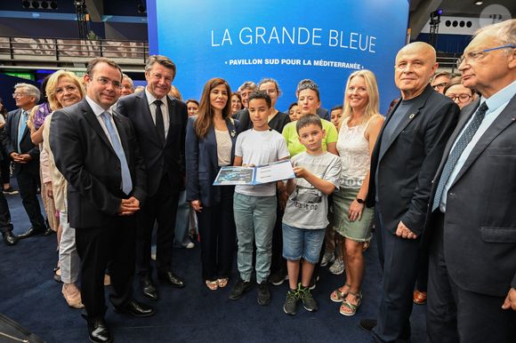 Hier, d'innombrables personnalités n'auraient pour rien au monde loupé cette inauguration à l'instar de Christian Estrosi, actuel maire de Nice ou même Laurent Hottiaux, nouveau préfet des Alpes-Maritimes !

Laurent Hottiaux, Christian Estrosi, l'ambassadrice du Maroc en France, Olivier Poivre d'Arvor et Richard Chemla, recevant les propositions des éléves niçois pour le traité des Océans - Visite inaugurale de "La Baleine", le temps de l'UNOC, la conférence de l'ONU sur les océans, en présence de Christian Estrosi, le maire de Nice, Olivier Poivre d’Arvor, l'ambassadeur pour les pôles et les enjeux maritimes au Ministère de l’Europe et des Affaires étrangères, Laurent Hottiaux, le nouveau préfet des Alpes-Maritimes, Ashok Adicéam, le délégué général de l'UNOC en charge du projet, Richard Chemla. l'adjoint délégué à la transition écologique et énergétique, à la santé et au bien-être, et Olivier Bettati, délégué général de la mission UNOC à la mairie de Nice, au Palais des expositions à Nice, le 2 juin 2025.
© Bruno Bebert/Bestimage
