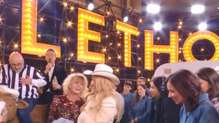 Sophie Davant perd soudainement l'équilibre lors du live Téléthon 2025 : "J'ai mal..."