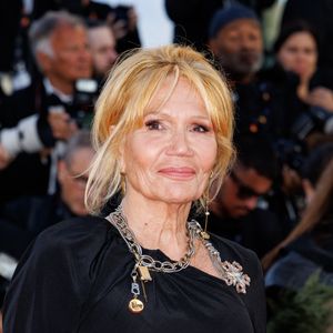 Elle reprendra finalement le spectacle en 2021, malgré les conséquences des traitements

Clémentine Célarié - Montée des marches du film « Karma » lors du 79ème Festival International du Film de Cannes, le 15 mai 2026. © Jacovides-Moreau / Bestimage