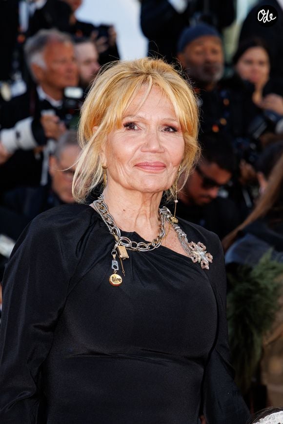 Elle reprendra finalement le spectacle en 2021, malgré les conséquences des traitements

Clémentine Célarié - Montée des marches du film « Karma » lors du 79ème Festival International du Film de Cannes, le 15 mai 2026. © Jacovides-Moreau / Bestimage