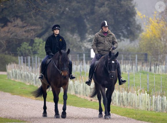 Le prince Andrew, duc d’York, se balade à cheval avec un ami dans le parc du château de Windsor. Dana Press / Bestimage