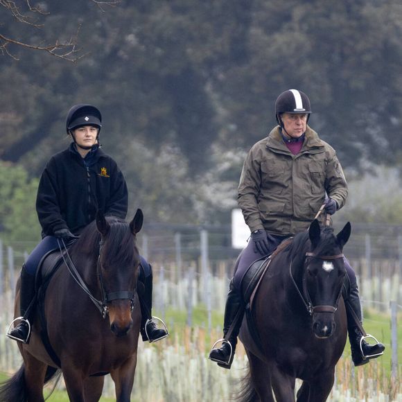 Le prince Andrew, duc d’York, se balade à cheval avec un ami dans le parc du château de Windsor. Dana Press / Bestimage