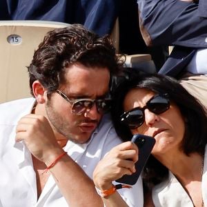 Florence Foresti et son compagnon Alexandre Kominek - People dans les tribunes lors des Internationaux de France de Tennis de Roland Garros 2022 à Paris le 29 mai 2022. © Cyril Moreau/Bestimage