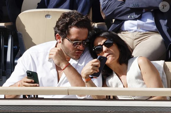Florence Foresti et son compagnon Alexandre Kominek - People dans les tribunes lors des Internationaux de France de Tennis de Roland Garros 2022 à Paris le 29 mai 2022. © Cyril Moreau/Bestimage