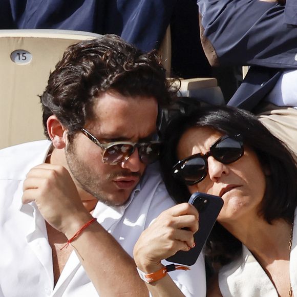 Florence Foresti et son compagnon Alexandre Kominek - People dans les tribunes lors des Internationaux de France de Tennis de Roland Garros 2022 à Paris le 29 mai 2022. © Cyril Moreau/Bestimage