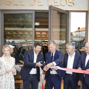 Exclusif -  Jean-Philippe Nuel (Architecte d’intérieur), Maud Bailly (Directrice générale Sofitel, MGallery & Emblems), Sébastien Bazin (PDG du groupe Accor), Patrick Bruel, Pierre Gonzalvez (Maire de l’Isle sur la Sorgue), Emmanuel Borla (Directeur de l’hôtel) - Patrick Bruel inaugure son hôtel cinq étoiles "L'Isle de Leos MGallery" à L'Isle-sur-la-Sorgue, France, le 23 septembre 2025. 
 © Jack Tribeca / Bestimage