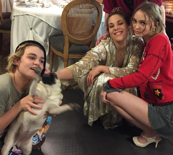Photo de Jack Depp postée par sa soeur Lily-Rose Depp le 26 décembre 2016 avec leur tante Alysson Paradis.