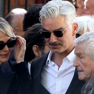 Laeticia Hallyday, François Vincentelli, Claude Lelouch - Sortie des obsèques de Nadia Farès en l'église Saint-Jean-de-Montmartre à Paris, le 24 avril 2026. N.Farès est décédée le 17 avril 2026 quelques jours après un "incident cardiaque" survenu le 12 avril 2026 dans la piscine du complexe sportif, Blanche (9ème).