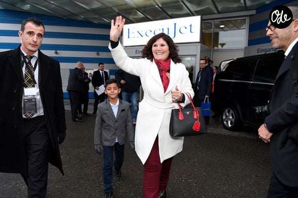 Avec ses parents, José Dinis et Dolores, ainsi que ses frères et sœurs, il occupait alors une maison appartenant à la municipalité. 

Maria Dolores dos Santos Aveiro, la mère de Cristiano Ronaldo et Cristiano Jr, le fils du Cristiano Ronaldo arrivant à Zurich pour la soirée de remise du ballon d'or le 9 janvier 2016. © Dukas / Bestimage