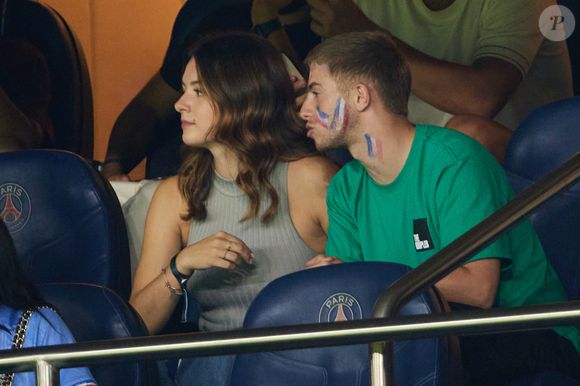 Elsa Bois et son compagnon Michou dans les tribunes lors du match amical - France - Irlande (2-0) lors des matchs qualificatifs à l'Euro 2024 au Parc des Prince à Paris le 7 septembre 2023. © Cyril Moreau/Bestimage