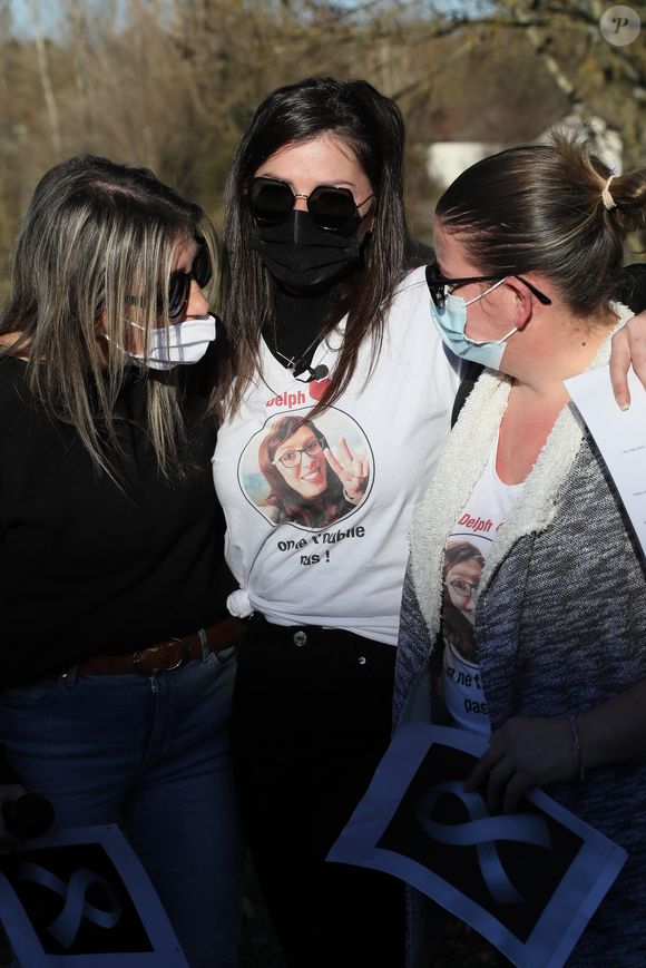 La famille et les proches se sont réunis pour une marche blanche en hommage à Delphine Jubillar, l'infirmière de 33 ans, disparue à Cagnac-les-Mines. Le 19 décembre 2021. © Patrick Bernard / Bestimage