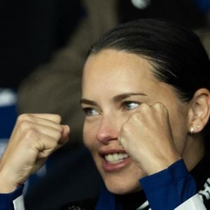 Adriana Lima - Célébrités dans les tribunes du match de 8ème de finale aller de la Ligue Des Champions 2025-2026 (LDC) "PSG - Chelsea (5-2)" au Parc des Princes à Paris le 11 mars 2026. © Cyril Moreau/Bestimage