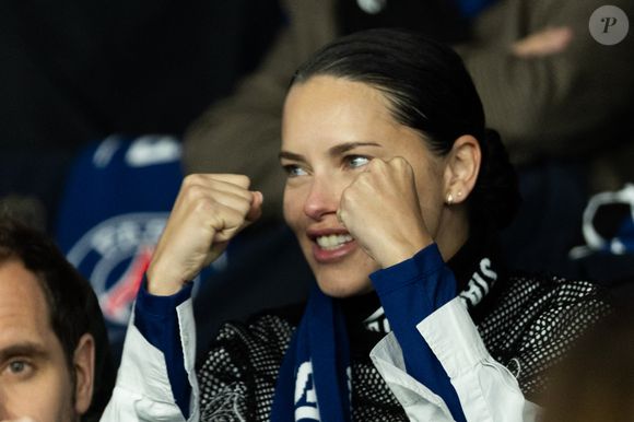 Adriana Lima - Célébrités dans les tribunes du match de 8ème de finale aller de la Ligue Des Champions 2025-2026 (LDC) "PSG - Chelsea (5-2)" au Parc des Princes à Paris le 11 mars 2026. © Cyril Moreau/Bestimage