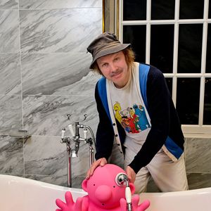 Exclusif -  Le chanteur et artiste Philippe Katerine durant le vernissage de son exposition "Les Mignonismes" installée au Château de Crémat sur les hauteurs de Nice jusqu'au 18 mai 2025. © Bruno Bebert / Bestimage