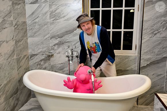 Exclusif -  Le chanteur et artiste Philippe Katerine durant le vernissage de son exposition "Les Mignonismes" installée au Château de Crémat sur les hauteurs de Nice jusqu'au 18 mai 2025. © Bruno Bebert / Bestimage
