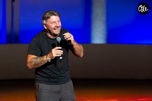 "C’est très compliqué, on s’en rend compte après, de ne pas voir ses enfants au quotidien", a ajouté Philippe Lellouche.

Exclusif - Philippe Lellouche - P.Lellouche a joué son spectacle "Stand Alone" au théâtre de Verdure du 41ème Festival de Ramatuelle, le 8 août 2025, avec en première partie, L.Montigaud, atteint de dystonie, une maladie neurologique qui entraîne des troubles de la motricité et de l'éloquence. © Cyril Bruneau / Bestimage