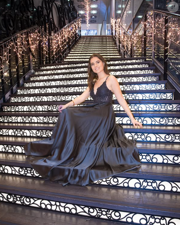 Et pour Lola d'avouer avoir toujours été une grande fan de Miss France : "Je votais à la télévision pour le concours Miss France, j’achetais même l’écharpe et les talons".

Lola Winter, élue Miss Pays de la Loire 2025