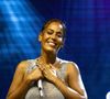 Vêtue d'un jean ample et d'un crop top gris à paillettes, elle dévoilait ses abdos apparents au public présent.

Amel Bent en concert au festival Music en ciel à Saint-Priest le 12/07/2025 .Photo Sandrine Thesillat / PsNewZ