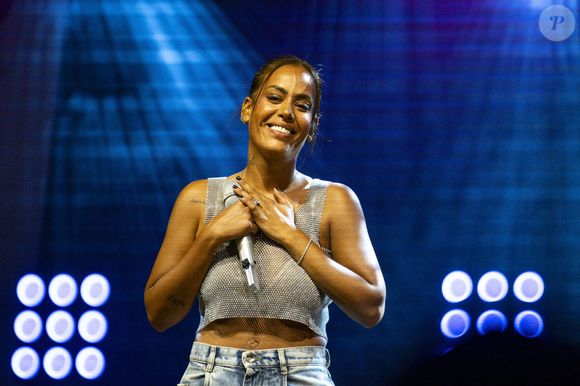 Vêtue d'un jean ample et d'un crop top gris à paillettes, elle dévoilait ses abdos apparents au public présent.

Amel Bent en concert au festival Music en ciel à Saint-Priest le 12/07/2025 .Photo Sandrine Thesillat / PsNewZ
