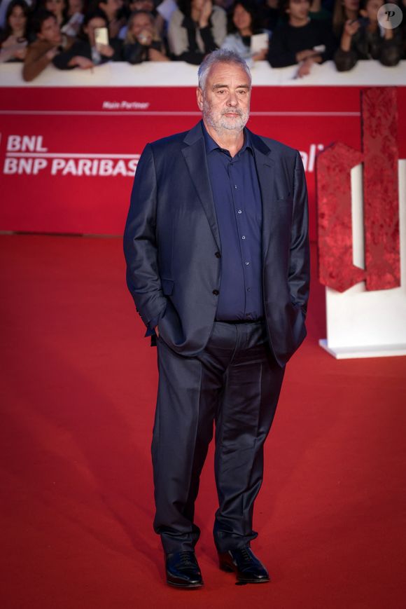 La mère de Luc Besson, 85 ans, a filmé toute la scène, provoquant la stupeur quand les images ont été projetées à l’audience.

Luc Besson assiste au tapis rouge de "Dracula (Dracula - L'Amore Perduto)" lors de la 20ème édition du festival du film de Rome à l'Auditorium Parco Della Musica. ( © PacificPressAgency / Bestimage