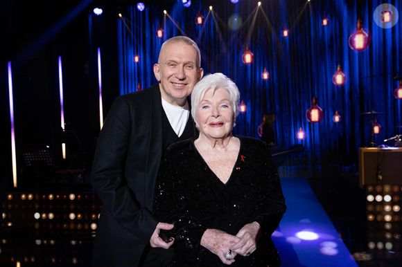 Exclusif - No Web - Prix Spécial - Jean-Paul Gaultier, Line Renaud - Enregistrement de l'émission "Sidaction, ensemble contre le Sida - Merci Line" au Paradis Latin à Paris, qui sera diffusée le 27 mars sur France 2. Le 1er mars 2021.  Alors que L.RENAUD s’apprête à prononcer les premiers mots de l’édition 2021, elle ne s’attendait pas à découvrir, que les artistes qu’elle a mobilisés autour de la lutte contre le sida lui ont réservés en secret une grande soirée surprise sur la scène du Paradis Latin pour la remercier du combat exceptionnel qu’elle mène depuis 35 ans !
Samedi 27 mars 2021 à 21h05 sur France 2, découvrez cette grande soirée surprise orchestrée par un duo inédit : M.ROBIN et O.MINNE et avec la complicité de J.P.GAULTIER.
Ensemble, aux côtés de L.RENAUD, ils accueilleront de nombreux invités complices qui rendront hommage à cette femme d’exception en parcourant en chansons et en archives 35 ans de ce combat qui est toute sa vie ! De nombreux anonymes que L.Renaud a aidés depuis 35 ans viendront également témoigner du soutien inestimable qu’ils ont reçu de sa part.
Cette soirée d’engagement pour l’association Sidaction sera l’occasion une nouvelle fois de sensibiliser les téléspectateurs et de faire appel à leur générosité en appelant le 110.
Surprises, émotion, partage et bonne humeur rythmeront cette édition très spéciale du Sidaction…
© C.Guirec-C.Moreau / Bestimage