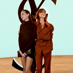 Alice Attal, Charlotte Gainsbourg au photocall du défilé Saint Laurent collection femme automne/hiver 2024-2025 lors de la fashion week à Paris (PFW) le 27 février 2024.

© Olivier Borde / Bestimage