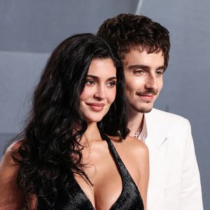 Kylie Jenner souhaite également y installer une fontaine et un four à pizza afin de pouvoir organiser des dîners et des anniversaires.
Kylie Jenner et Timothée Chalamet à Los Angeles lors de la soirée organisée par Vanity Fair après les Oscars 2026.
Backgrid USA / Bestimage