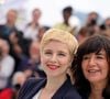Ce long-métrage, tourné dans le Sud de la France, est l'adaptation du livre de Clémentine Autain, paru en 2019. La députée LFI de Seine-Saint-Denis a d'ailleurs elle aussi foulé le tapis rouge, aux côtés de la fille de Richard Bohringer.
Clémentine Autain, Romane Bohringer au photocall de "Dites-lui que je l'aime" (Séance spéciale) lors du 78ème Festival International du Film de Cannes, le 19 mai 2025. © Jacovides / Moreau / Bestimage