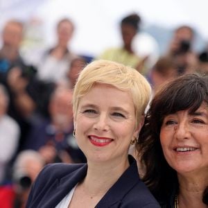 Ce long-métrage, tourné dans le Sud de la France, est l'adaptation du livre de Clémentine Autain, paru en 2019. La députée LFI de Seine-Saint-Denis a d'ailleurs elle aussi foulé le tapis rouge, aux côtés de la fille de Richard Bohringer. 

Clémentine Autain, Romane Bohringer au photocall de "Dites-lui que je l'aime" (Séance spéciale) lors du 78ème Festival International du Film de Cannes, le 19 mai 2025. © Jacovides / Moreau / Bestimage