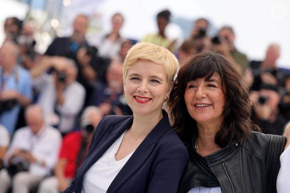 Ce long-métrage, tourné dans le Sud de la France, est l'adaptation du livre de Clémentine Autain, paru en 2019. La députée LFI de Seine-Saint-Denis a d'ailleurs elle aussi foulé le tapis rouge, aux côtés de la fille de Richard Bohringer. 

Clémentine Autain, Romane Bohringer au photocall de "Dites-lui que je l'aime" (Séance spéciale) lors du 78ème Festival International du Film de Cannes, le 19 mai 2025. © Jacovides / Moreau / Bestimage