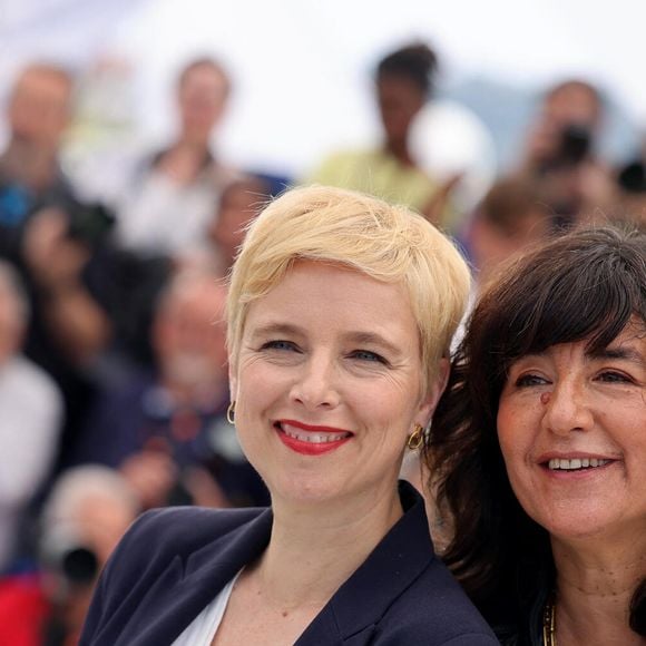 Ce long-métrage, tourné dans le Sud de la France, est l'adaptation du livre de Clémentine Autain, paru en 2019. La députée LFI de Seine-Saint-Denis a d'ailleurs elle aussi foulé le tapis rouge, aux côtés de la fille de Richard Bohringer. 

Clémentine Autain, Romane Bohringer au photocall de "Dites-lui que je l'aime" (Séance spéciale) lors du 78ème Festival International du Film de Cannes, le 19 mai 2025. © Jacovides / Moreau / Bestimage