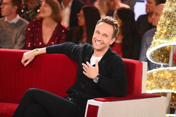 Sur son sacre en tant que personnalité préférée des Français, Cyril Féraud a confié à "TV Magazine" avoir "été sonné", et touché par cette reconnaissance qui consacre vingt ans de lien avec les téléspectateurs.

Exclusif - Cyril Féraud - Enregistrement de l'émission "Vivement dimanche" au studio Rive Gauche, présentée par M. Drucker le 19 novembre 2025, avec une diffusion sur France 3 le 28/12/2025. © Guillaume Gaffiot / Bestimage