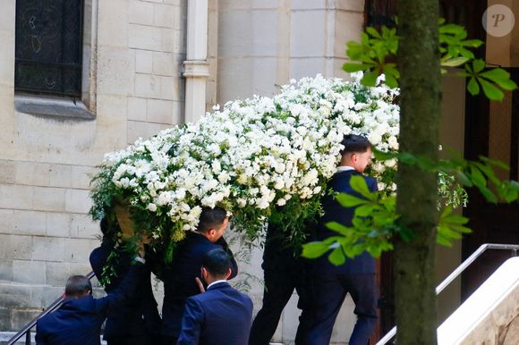 Ayant travaillé pour "Paris Match", "Playboy" et le calendrier "Pirelli", le photographe Francis Giacobetti a capté les visages de nombreuses célébrités dont le couple formé par Serge Gainsbourg et Jane Birkin

Exclusif - Arrivée du cercueil du défunt - Arrivées aux obsèques de Francis Giacobetti à la chapelle Saint Pierre de Neuilly-sur-Seine, France, le 12 juin 2025. © Christophe Clovis/Bestimage