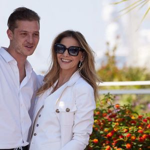 À travers ses réseaux sociaux, elle a partagé des clichés de champs de mimosas et de nature. Un retour aux sources qui lui permet de prendre du recul loin du tumulte.

Idir Azougli et Clotilde Courau au photocall du film "Le théorème de Marguerite" lors du 76ème Festival International du Film de Cannes, le 23 mai 2023.

© Jacovides / Moreau / Bestimage
