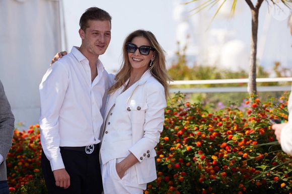 À travers ses réseaux sociaux, elle a partagé des clichés de champs de mimosas et de nature. Un retour aux sources qui lui permet de prendre du recul loin du tumulte.

Idir Azougli et Clotilde Courau au photocall du film "Le théorème de Marguerite" lors du 76ème Festival International du Film de Cannes, le 23 mai 2023.

© Jacovides / Moreau / Bestimage