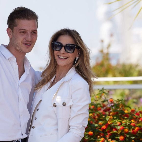 À travers ses réseaux sociaux, elle a partagé des clichés de champs de mimosas et de nature. Un retour aux sources qui lui permet de prendre du recul loin du tumulte.

Idir Azougli et Clotilde Courau au photocall du film "Le théorème de Marguerite" lors du 76ème Festival International du Film de Cannes, le 23 mai 2023.

© Jacovides / Moreau / Bestimage