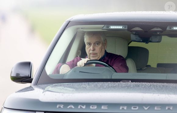 Le prince Andrew, duc d’York, se balade à cheval avec un ami dans le parc du château de Windsor. Dana Press / Bestimage