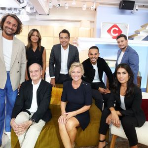 Le célèbre magazine "C à vous" gagne une journée de diffusion supplémentaire à la rentrée mais voit également une toute nouvelle équipe faire ses premiers pas pour la version week-end de la quotidienne.

Exclusif - Bertrand Chameroy, Aurélie Casse, Patrick Cohen, Mohamed Bouhafsi, Lorrain Sénéchal, Pierre Lescure, Anne-Élisabeth Lemoine, Emilie Tran Nguyen - L'équipe de la nouvelle saison de l'émission "C à Vous" © Dominique Jacovides / Bestimage