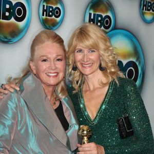 Laura Dern a écrit : "Elle était la plus merveilleuse des filles, mères, grands-mères, actrices, artistes et âmes sensibles, une personne d’une compassion hors du commun". 

Diane Ladd et Laura Dern à Beverly Hills.

Photo : Backgrid USA / Bestimage


Pictured: Diane Ladd, Laura Dern