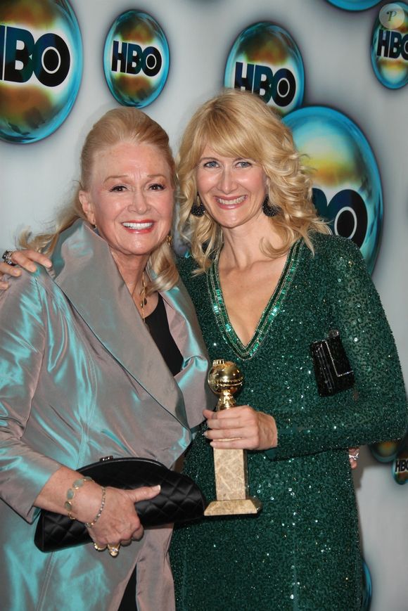 Laura Dern a écrit : "Elle était la plus merveilleuse des filles, mères, grands-mères, actrices, artistes et âmes sensibles, une personne d’une compassion hors du commun". 

Diane Ladd et Laura Dern à Beverly Hills.

Photo : Backgrid USA / Bestimage


Pictured: Diane Ladd, Laura Dern