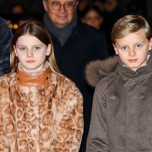 Harley, le chihuahua de la princesse Charlene, figure aussi sur la photo et est devenu un élément marquant de la carte.

Le prince Albert II de Monaco, la princesse Charlene, leurs enfants, la princesse Gabriella et le prince héréditaire Jacques ont inauguré le marché de Noël sur le port Hercule à Monaco, le 5 décembre 2025.  © Claudia Albuquerque/Bestimage