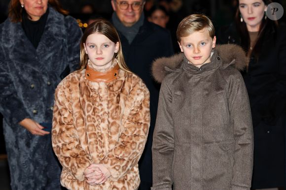 Harley, le chihuahua de la princesse Charlene, figure aussi sur la photo et est devenu un élément marquant de la carte.

Le prince Albert II de Monaco, la princesse Charlene, leurs enfants, la princesse Gabriella et le prince héréditaire Jacques ont inauguré le marché de Noël sur le port Hercule à Monaco, le 5 décembre 2025.  © Claudia Albuquerque/Bestimage