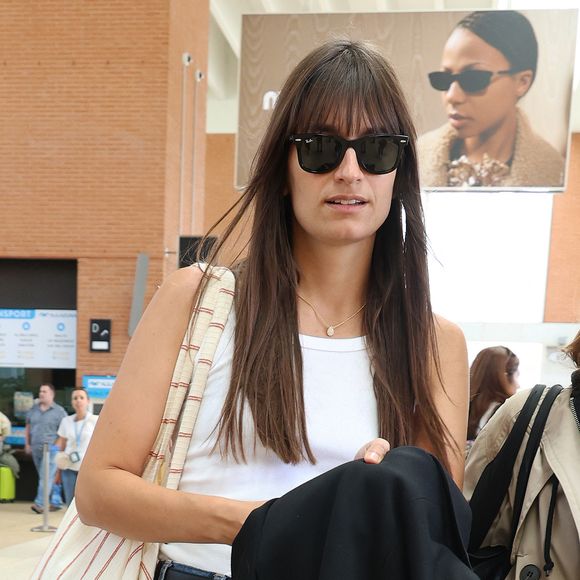 Clara Luciani arrive à l'aéroport de Venise pour le 82ème Festival International du Film de Venise (La Mostra), Italie, le 29 août 2025. © Denis Guignebourg/Bestimage