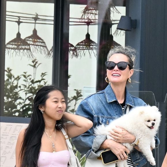 Exclusif - Laeticia Hallyday et ses filles Jade et Joy (qui résident depuis quelques jours dans la propriété familiale du Cap-d'Ail) arrivent à Marseillan pour déjeuner avec Elyette Boudou "Mamie Rock" (qui fêtera ses 89 ans le 5 juillet prochain), accompagné de son père André Boudou et sa fille Alcéa (demi soeur de Laeticia). Toute la famille est allée déjeuner à la crêperie "La Maison de Camille" à Marseillan, France, le 2 juillet 2024. 
Crédit : Agence / Bestimage