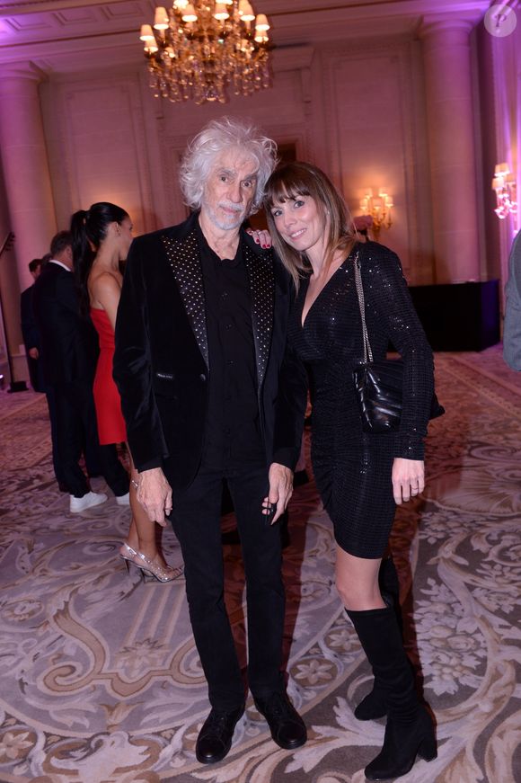 Louis Bertignac et sa femme Laetitia Brichet lors du photocall et du cocktail de la soirée des "Stéthos d'or 2023" à l'hôtel Four Seasons George V à Paris, France, le 27 mars 2023 © Bellak-Guirec/Bestimage