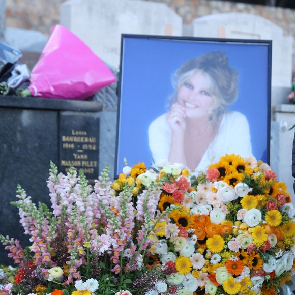 De nombreuses personnalités étaient présentes.

La famille et les amis proches lors de l'inhumation dans l'intimité de Brigitte Bardot dans le caveau familial du cimetière marin de Saint-Tropez, France, le 7 janvier 2026. © Bestimage