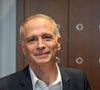 Le journaliste ne conserve aujourd'hui qu'une dizaine de jours de tournage par an pour animer Questions pour un champion.

Le présentateur et créateur de contenus Samuel Etienne arrive pour son audition devant la Commission d'enquête sur la neutralité, le fonctionnement et le financement de l'audiovisuel public à l'Assemblée nationale française à Paris le 24 février 2026. Photo by Firas Abdullah/ABACAPRESS.COM