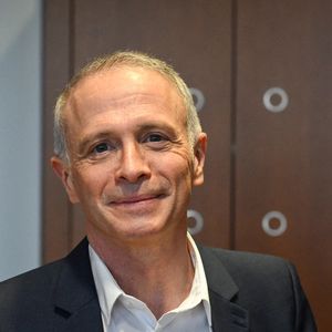 Le journaliste ne conserve aujourd'hui qu'une dizaine de jours de tournage par an pour animer Questions pour un champion.

Le présentateur et créateur de contenus Samuel Etienne arrive pour son audition devant la Commission d'enquête sur la neutralité, le fonctionnement et le financement de l'audiovisuel public à l'Assemblée nationale française à Paris le 24 février 2026. Photo by Firas Abdullah/ABACAPRESS.COM