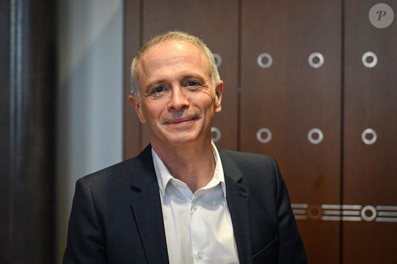 Le journaliste ne conserve aujourd'hui qu'une dizaine de jours de tournage par an pour animer Questions pour un champion.

Le présentateur et créateur de contenus Samuel Etienne arrive pour son audition devant la Commission d'enquête sur la neutralité, le fonctionnement et le financement de l'audiovisuel public à l'Assemblée nationale française à Paris le 24 février 2026. Photo by Firas Abdullah/ABACAPRESS.COM